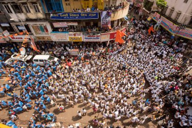 Mumbai, Hindistan / 3 Eylül 2018: Hint gençliği, Janmashtami festivalini kutlamak amacıyla Dahi Handi 'yi yıkmak için bir insan piramidi oluşturmaya geldi..