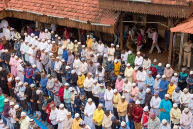 Mumbai, Hindistan / 16 Temmuz 2018: Müslümanlar Bandra İstasyonu dışında Kurban namazı kıldılar,.