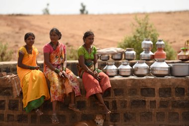 Maharashtra, Hindistan / 29 Mayıs 2018: Kadınlar, Thane İlçesi 'ndeki Shahapur Taluka' da bir kuyuda su tankeri bekliyor. 