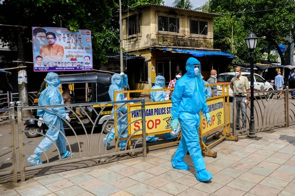 Mumbai, Hindistan / 17 Haziran 2020: Bir Corona virüs tarama kampı sırasında Ghatkopar East 'teki Ramabai Ambedkar Nagar' ın varoşlarındaki sakinlerin sıcaklıklarını kontrol etmek için sağlık görevlileri geldi.
