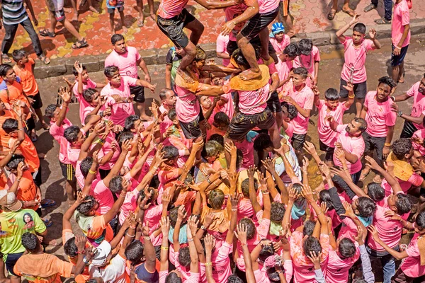 Mumbai, Hindistan / 3 Eylül 2018: Hint gençliği, Janmashtami festivalini kutlamak amacıyla Dahi Handi 'yi yıkmak için bir insan piramidi oluşturdu..