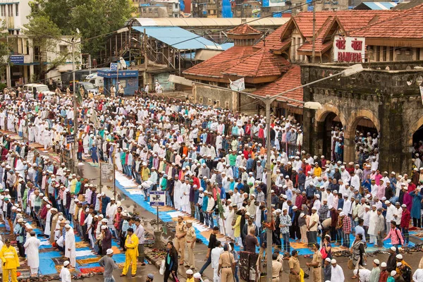 Mumbai, Hindistan / 16 Temmuz 2018: Müslümanlar Bandra İstasyonu dışında Kurban namazı kıldılar,.