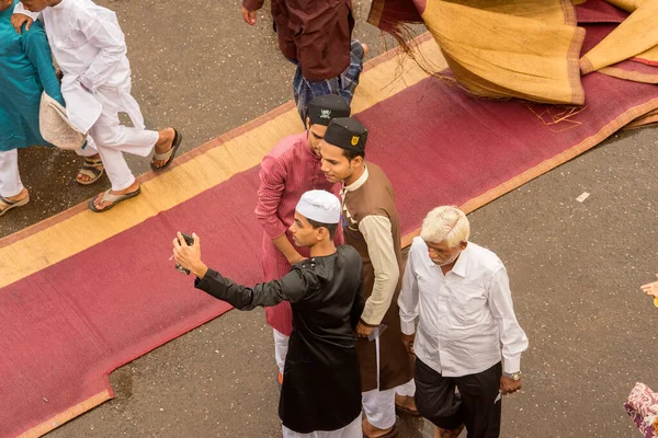 Mumbai, Hindistan / 16 Temmuz 2018: Müslümanlar Kurban namazından sonra Bandra istasyonunun önünde selfie çekiyorlar.