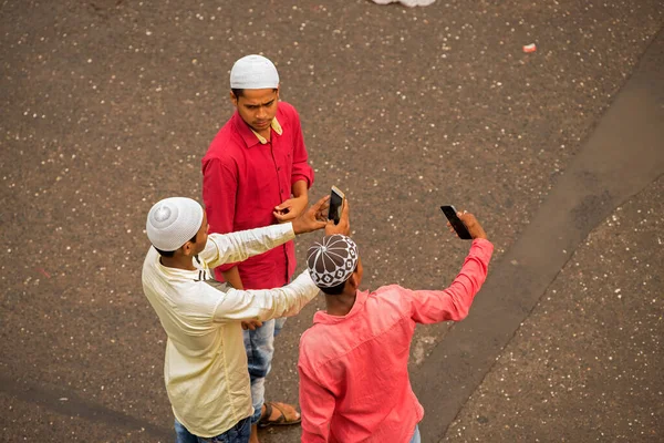 Mumbai, Hindistan / 16 Temmuz 2018: Müslümanlar Kurban namazından sonra Bandra istasyonunun önünde selfie çekiyorlar.