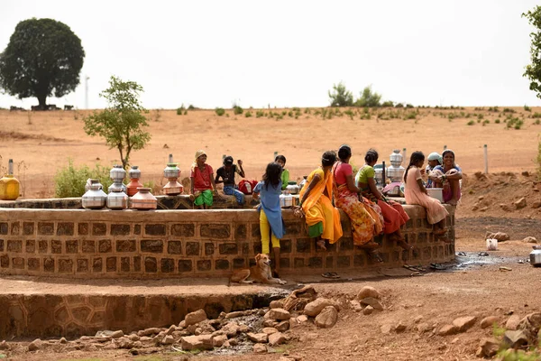 Maharashtra, Hindistan / 29 Mayıs 2018: Kadınlar, Thane İlçesi 'ndeki Shahapur Taluka' da bir kuyuda su tankeri bekliyor. 