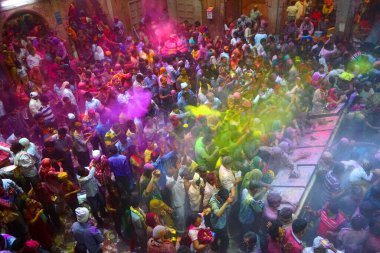 Vrindavan, Hindistan / 20 Mart 2016: Holi festivali sırasında Vrindavan, Mathura, Uttar Pradesh 'te namaz kılanlar, 