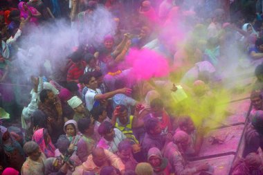 Vrindavan, Hindistan / 20 Mart 2016: Holi festivali sırasında Vrindavan, Mathura, Uttar Pradesh 'te namaz kılanlar, 