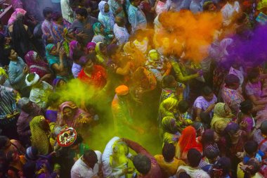 Vrindavan, Hindistan / 20 Mart 2016: Holi festivali sırasında Vrindavan, Mathura, Uttar Pradesh 'te namaz kılanlar, 