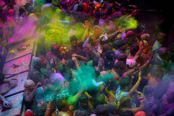 Vrindavan Indien März 2016 Gläubige Werfen Während Des Holi Festes — Stockfoto