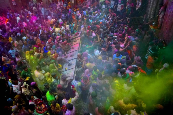 Вриндаван Индия Марта 2016 Преданные Бросают Цветную Силу Молятся Храм — стоковое фото