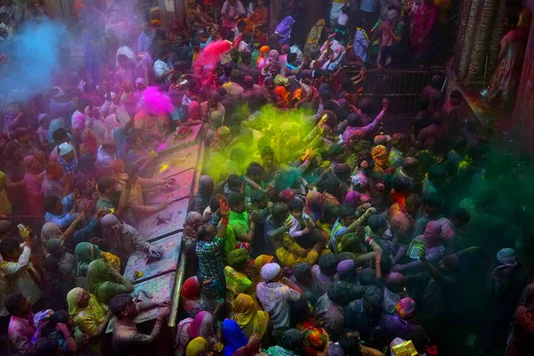 2016年3月20日インド ヴリンダバン ウッタル プラデシュ州マトゥラ地区のヴィリンダバンで開催されるホリ祭 色の祭典 バンケ ビハリ寺院を祈りながら 色の力を放つ — ストック写真