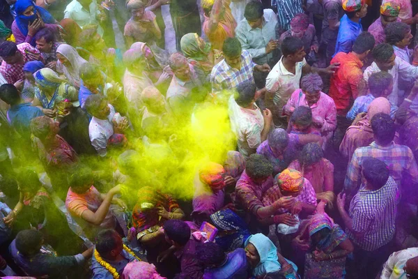 Vrindavan India March 2016 Devotees Throw Colored Power Offer Prayers — Stock Photo, Image