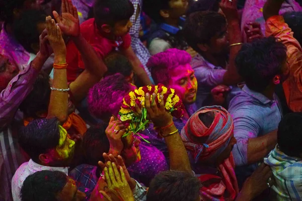 Vrindavan Intia Maaliskuuta 2016 Omistautuneet Heittävät Värillistä Voimaa Kun Tarjoavat — kuvapankkivalokuva