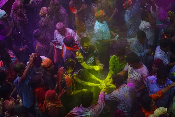 Vrindavan India March 2016 Devotees Throw Colored Power Offer Prayers — Stock Photo, Image