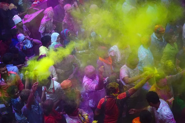 Vrindavan Indie Marca 2016 Wielbiciele Rzucają Kolorowe Moce Oferując Modlitwy — Zdjęcie stockowe