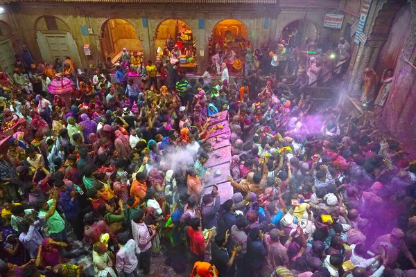 2016年3月20日インド ヴリンダバン ウッタル プラデシュ州マトゥラ地区のヴィリンダバンで開催されるホリ祭 色の祭典 バンケ ビハリ寺院を祈りながら 色の力を放つ — ストック写真