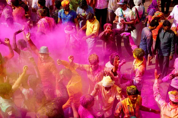 Nandgaon India March 2016 Devotees Gather Celebrate Hoil Festival Colours — Stock Photo, Image