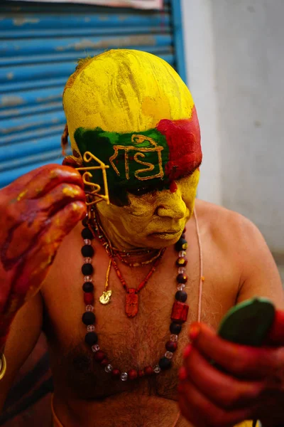 Nandgaon Indien Mars 2016 Hinduisk Präst Applicerar Gurkmeja Och Kumkuma — Stockfoto