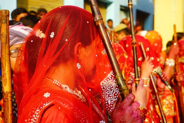 Nandgaon Intia Maaliskuuta 2016 Naiset Seisovat Keppien Kanssa Valmistautuessaan Juhlimaan — kuvapankkivalokuva