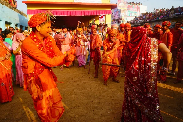 2016年3月18日 在北方邦Mathura区Nandgaon举行的Lathmar Holi庆祝活动中 男子取笑妇女作为Lath Mar Holi的一部分 — 图库照片