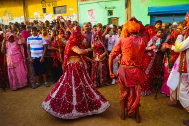 Nandgaon, Hindistan / 18 Mart 2016: Kadınlar Lath mar Holi, Lathmar Holi 'yi Nandgaon, Mathura, Uttar Pradesh' te kutlamaya hazırlanırken sopalarla ayakta duruyorlar
