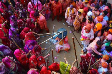 Nandgaon, Hindistan / 18 Mart 2016: Kadınlar Nandgaon, Mathura, Uttar Prades 'te düzenlenen Lathmar Holi kutlamaları kapsamında erkekleri bambu çubuklarla dövdü