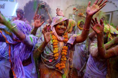 Vrindavan, Hindistan / 21 Mart 2016: Dullar, Uttar Pradesh 'in Mathura ilçesi Vrindavan' daki Gopinath Tapınağı 'nda ilk defa Holi bayramını 