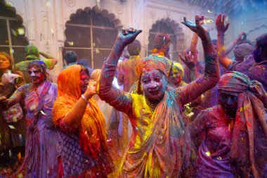 Vrindavan, Hindistan / 21 Mart 2016: Dullar, Uttar Pradesh 'in Mathura ilçesi Vrindavan' daki Gopinath Tapınağı 'nda ilk defa Holi bayramını 