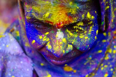 Vrindavan, Hindistan / 21 Mart 2016: Dullar, Uttar Pradesh 'in Mathura ilçesi Vrindavan' daki Gopinath Tapınağı 'nda ilk defa Holi bayramını 