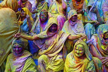 Vrindavan, Hindistan / 21 Mart 2016: Dullar, Uttar Pradesh 'in Mathura ilçesi Vrindavan' daki Gopinath Tapınağı 'nda ilk defa Holi bayramını 