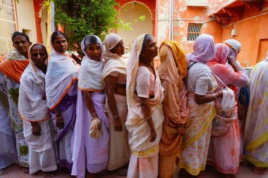 Vrindavan, Hindistan / 21 Mart 2016: Dullar, Uttar Pradesh 'in Mathura ilçesi Vrindavan' daki Gopinath Tapınağı 'nda düzenlenen Holi festivali 