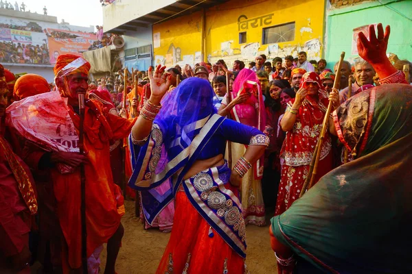 Nandgaon Indien Mars 2016 Kvinnor Står Med Pinnar När Förbereder — Stockfoto