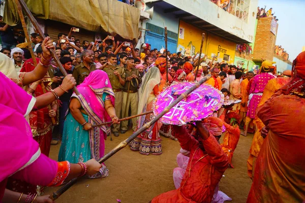 Nandgaon Indien Mars 2016 Kvinnor Slår Män Med Bambupinnar Som — Stockfoto