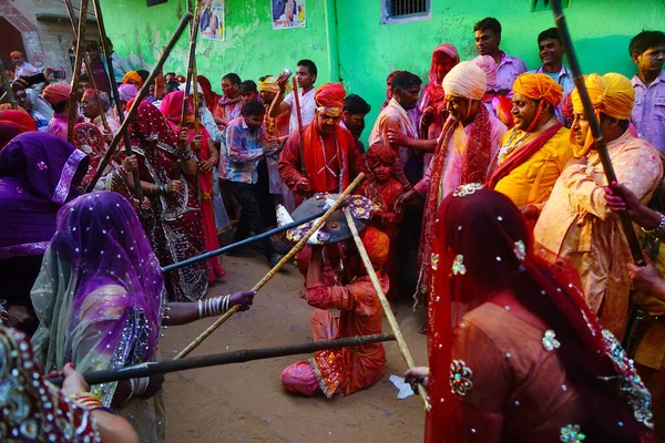 Nandgaon Indien Mars 2016 Kvinnor Slår Män Med Bambupinnar Som — Stockfoto