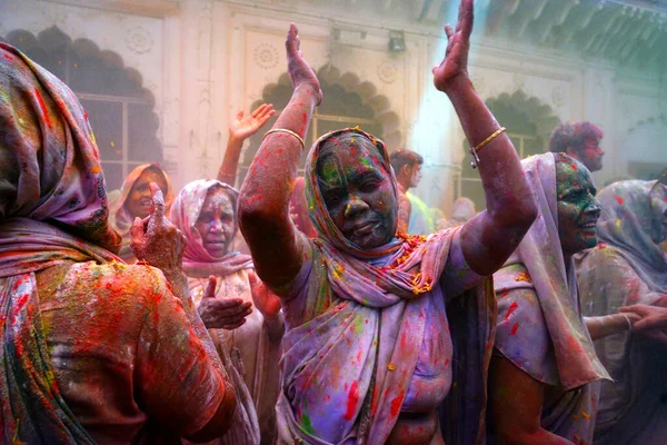 インド ヴリンダバン2016年3月21日 ウッタル プラデシュ州マトゥラ郡ヴリンダバンにあるグノワス寺院内で初めて ウィドウがホリ祭り 色の祭り を祝う — ストック写真