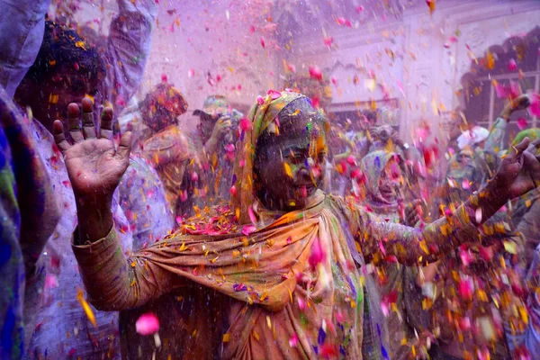 インド ヴリンダバン2016年3月21日 ウッタル プラデシュ州マトゥラ郡ヴリンダバンにあるグノワス寺院内で初めて ウィドウがホリ祭り 色の祭り を祝う — ストック写真