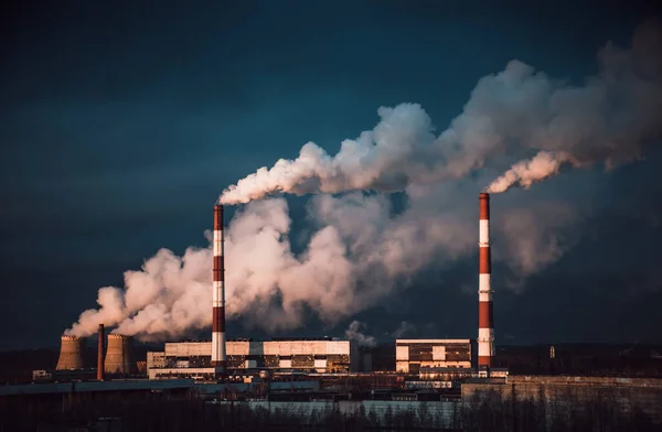 Een Thermische Centrale Met Veel Rook Uit Pijpen Met Donkere — Stockfoto