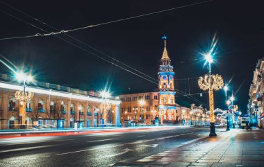 Geceleri Nevsky Prospect 'te Noel Aydınlatması olan Saint Petersburg sokakları. Rusya 'da yeni yıl süslemeleri. Güzel binaları olan boş bir sokak manzarası