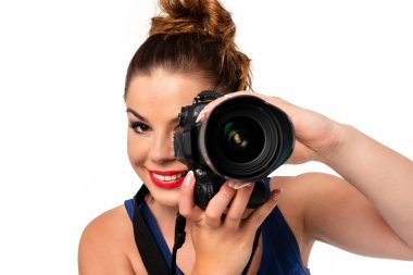 Fotoğrafçı işgal kavramı - güzel ve profesyonel Dslr kamera tutarak ve gülümseyen çekici kadın