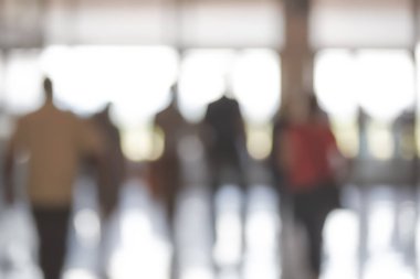 İş corporation arka plan - insanlar hareket ile bir şirket ofisi veya havaalanında bulanık koridor