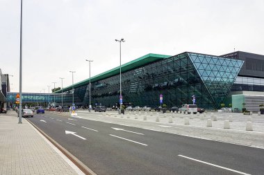 Krakow, Polonya - 25 Haziran 2018: Dış görünümü The Krakow Balice Airport. John Paul II Uluslararası Havaalanı Krakow - Balice Güney Polonya Krakow yakınında bulunan en büyük Lehçe Havaalanı biridir.