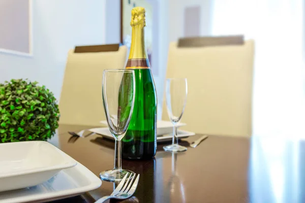 Öğle Yemeği Için Bir Şişe Şampanya Ile Gözlük Bir Restoran — Stok fotoğraf
