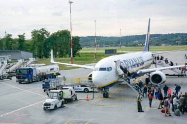 Krakow, Polonya - 25 Haziran 2018: Gezginler Ryanair Boeing 737 Krakow Balice havaalanındaki yatılı. Ryanair bir büyük İrlandalı düşük maliyetli havayolu şirketidir. 