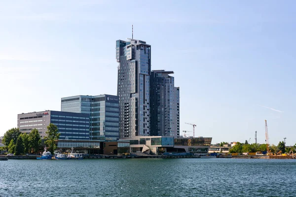 Gdynia, Polonya - 28 Temmuz 2018: Cityscape bağlantı noktası wharf ve modern mimarinin binalar ile. Gdynia liman üzerinde Baltık Denizi kıyılarında bulunan ünlü Polonyalı liman olduğunu