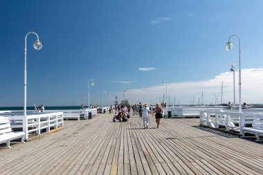 Sopot, Polonya - 27 Temmuz 2018: güneşli bir günde ahşap Sopot iskelede yürüyüş turistler. Avrupa'nın en uzun ahşap iskele ve sahil Baltık Denizi yer almaktadır.