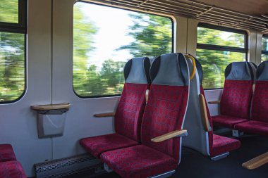 Hareket eden bir trenin bir boş yolcu vagon iç görünümü.