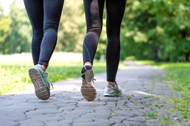 Sağlıklı yaşam ve fitness kavramı - kadın parkta bir güneşli sabah çalışan düşük açılı görünüş.