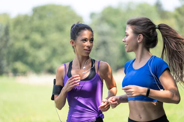 Dwie Piękne Atrakcyjne Dziewczyny Fitness Biegają Parku Słoneczny Poranek — Zdjęcie stockowe