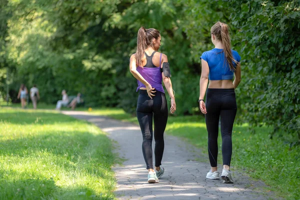 Vue Arrière Deux Jolies Filles Remise Forme Faisant Jogging Dans — Photo