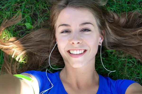 Dziewczyna Piękna Fitness Biorąc Selfie Zdjęcie Podczas Odpoczynku Treningu Zewnątrz — Zdjęcie stockowe